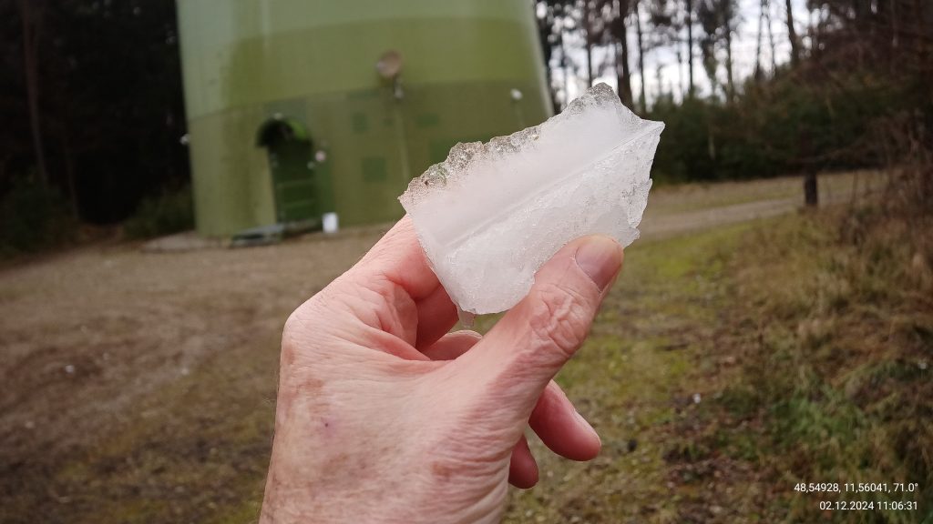 Eisbrocken unter Rotor